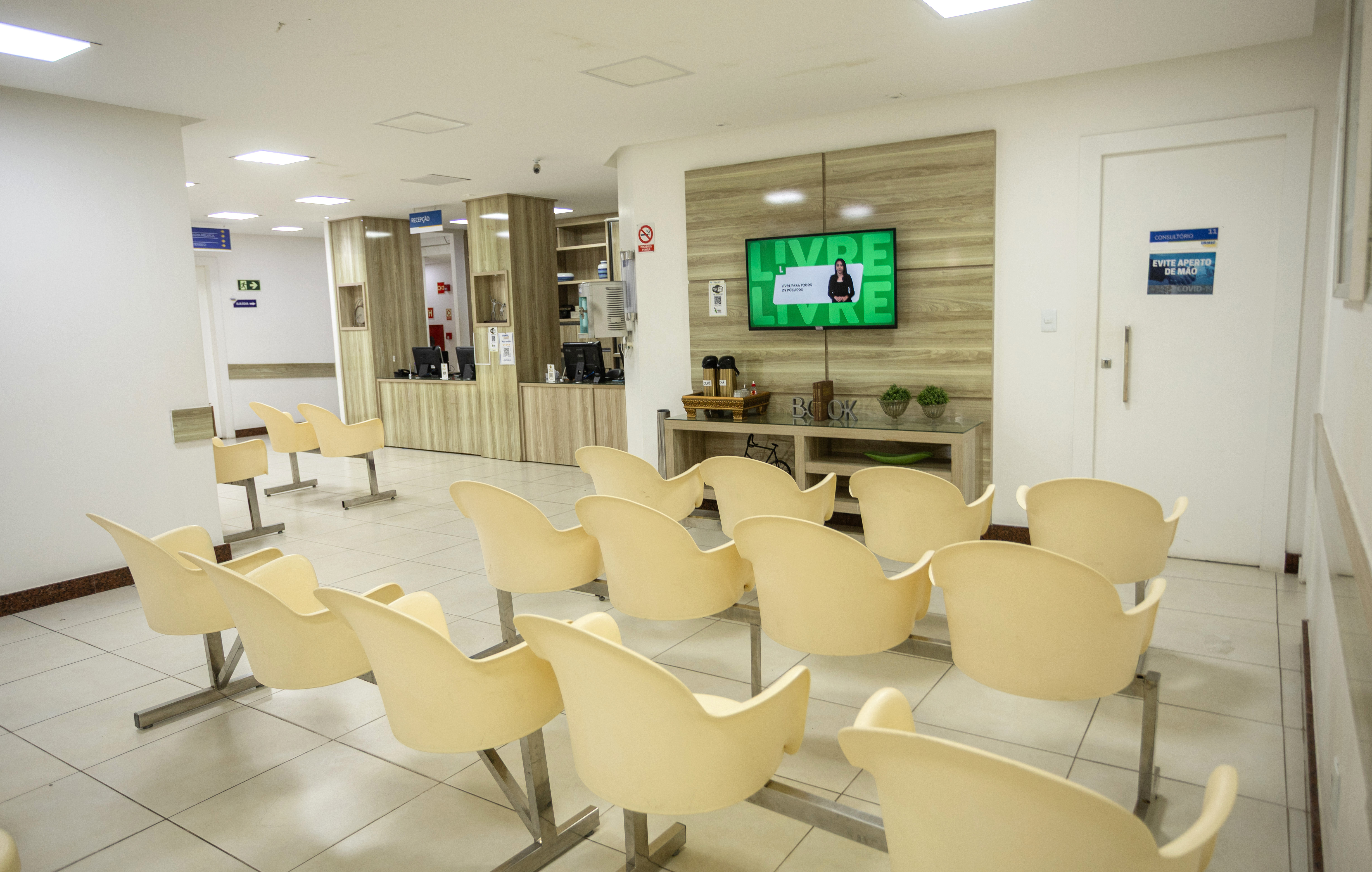 Sala de procedimentos com equipamentos avançados