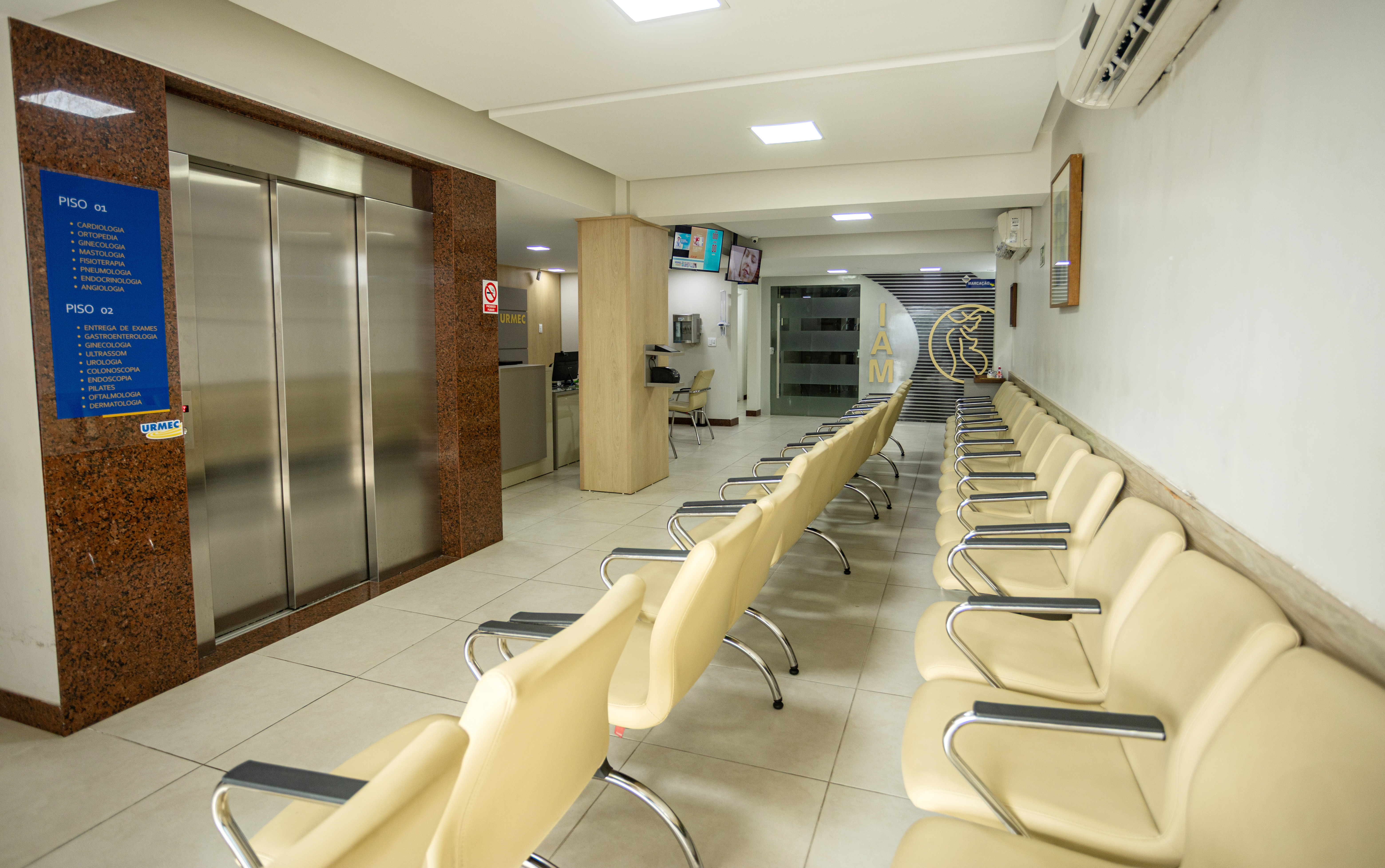 Recepção moderna da clínica com equipe de saúde
